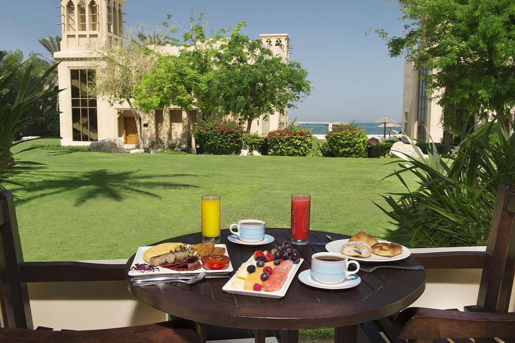 Hilton Al Hamra Beach & Golf Resort 拉斯阿尔卡麦 餐厅 照片
